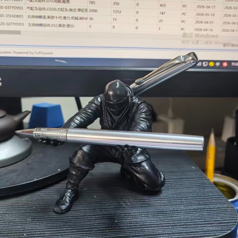 Desk Setup Gifts - Pojemnik na długopis w kształcie ninja,